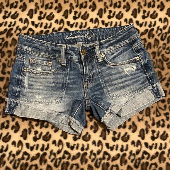 2 for $40 AMERICAN EAGLE Shorts Women’s Size 2 AEO Distressed Denim Jean Shorts - Picture 1 of 14